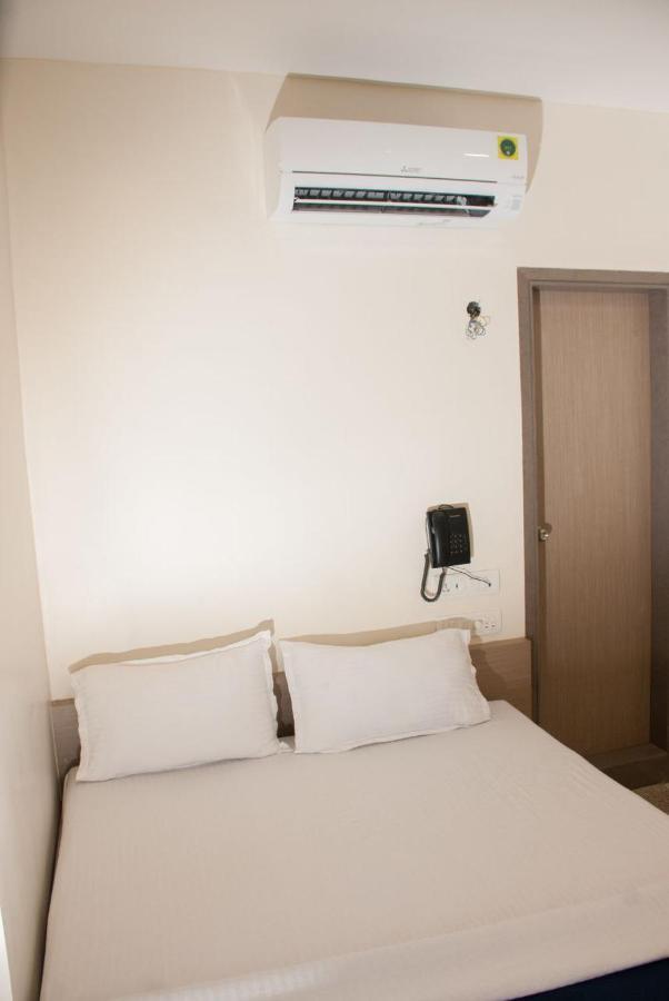 City Hotel Mumbai Exteriör bild